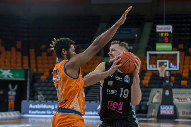 帮助她在面 帮助她在面